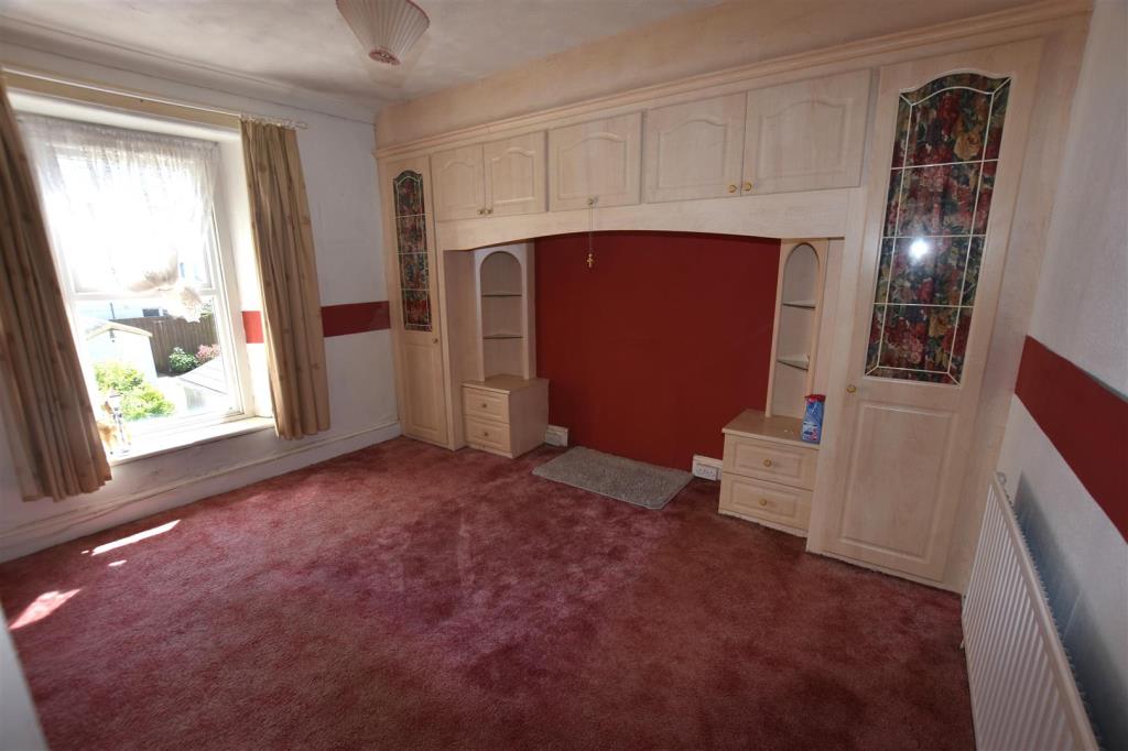 Lot: 34 - HOUSE FOR UPDATING WITH PARKING, GARDENS AND DETACHED GARAGE WITH POTENTIAL - Master bedroom